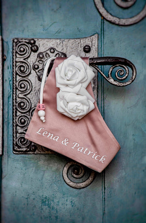 Personalisiertes Hundehalstuch zur Hochzeit aus Satin in rosa mit weißen Rosen