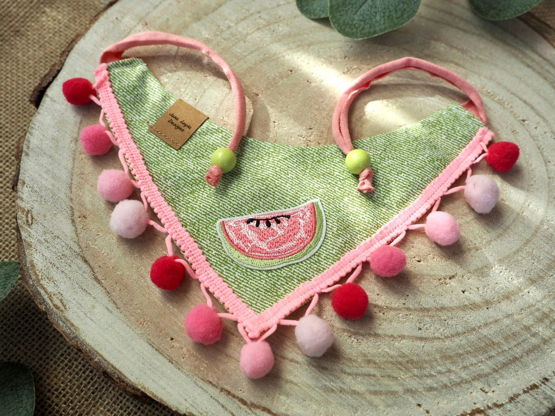 Grünes Hundehalstuch und Katzenhalstuch mit Wassermelone und rosa Bommelborte