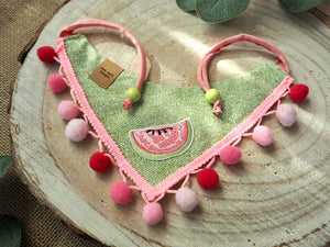 Grünes Hundehalstuch und Katzenhalstuch mit Wassermelone und rosa Bommelborte