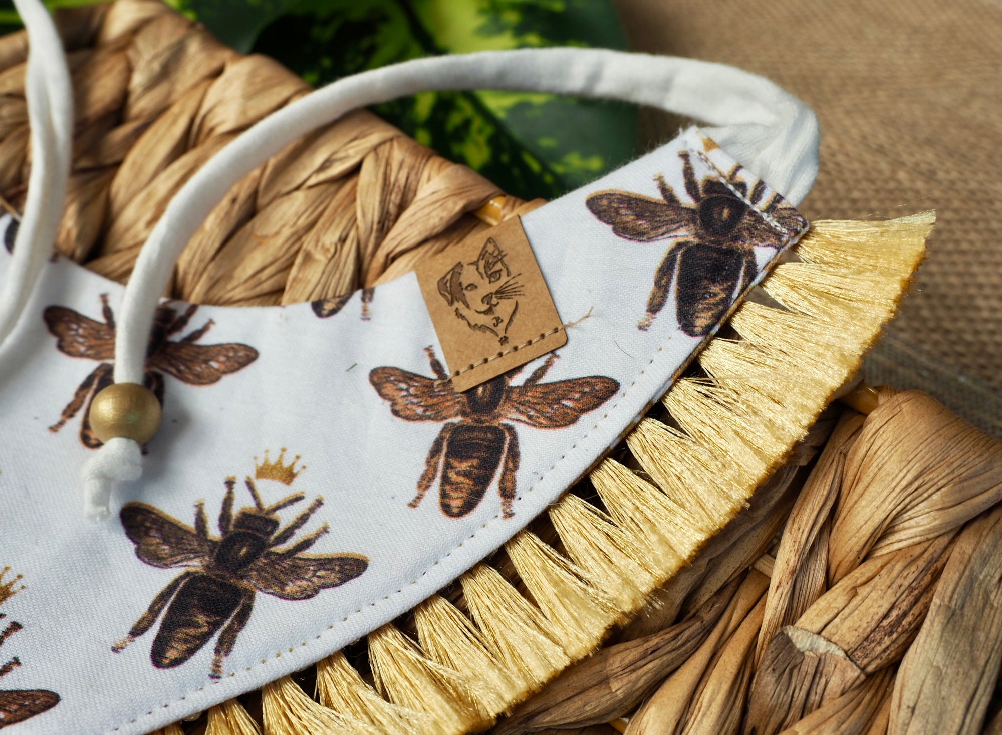 Detailansicht Hundehalstuch mit goldenen Bienen und Fransenborte