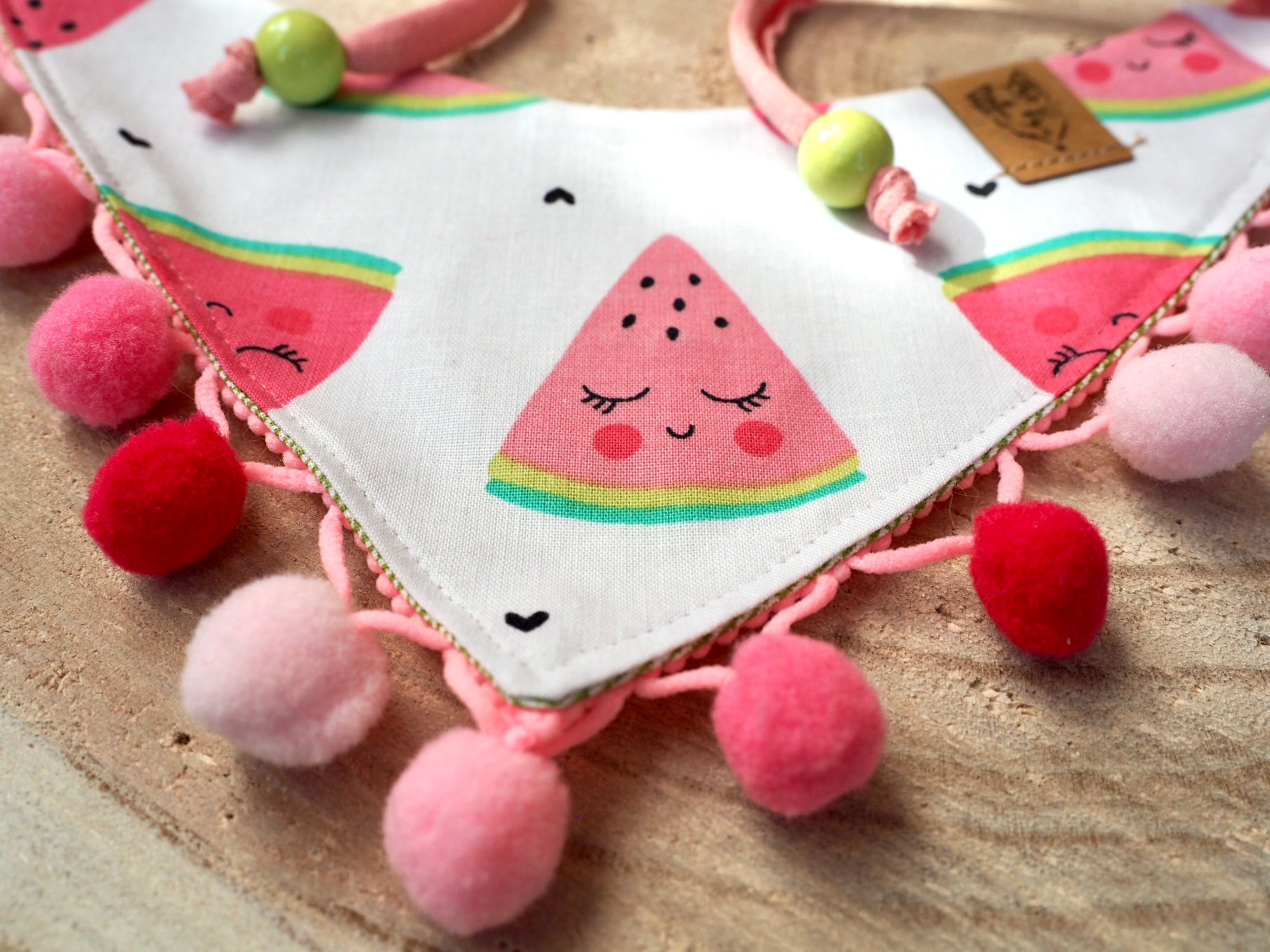 Detailansicht Hundehalstuch mit rosa Wassermelonen und Bommelborte