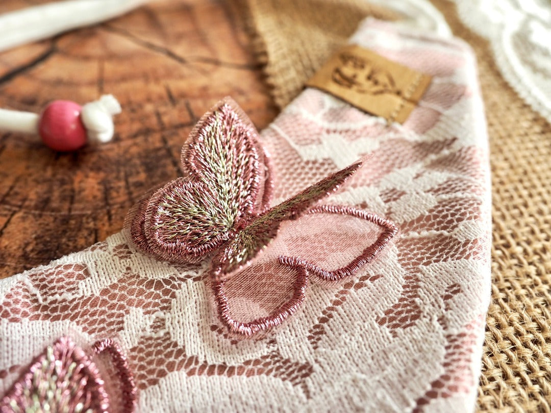 Detailansicht Hundehalstuch zur Hochzeit in rosa mit Schmetterlingen und Spitze