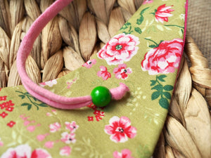 Detailansicht Hundehalstuch mit Blumenmuster und rosa Bändern mit Holzperlen