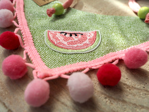 Detailansicht Hundehalstuch in grün mit Wassermelone und rosa Bommelborte