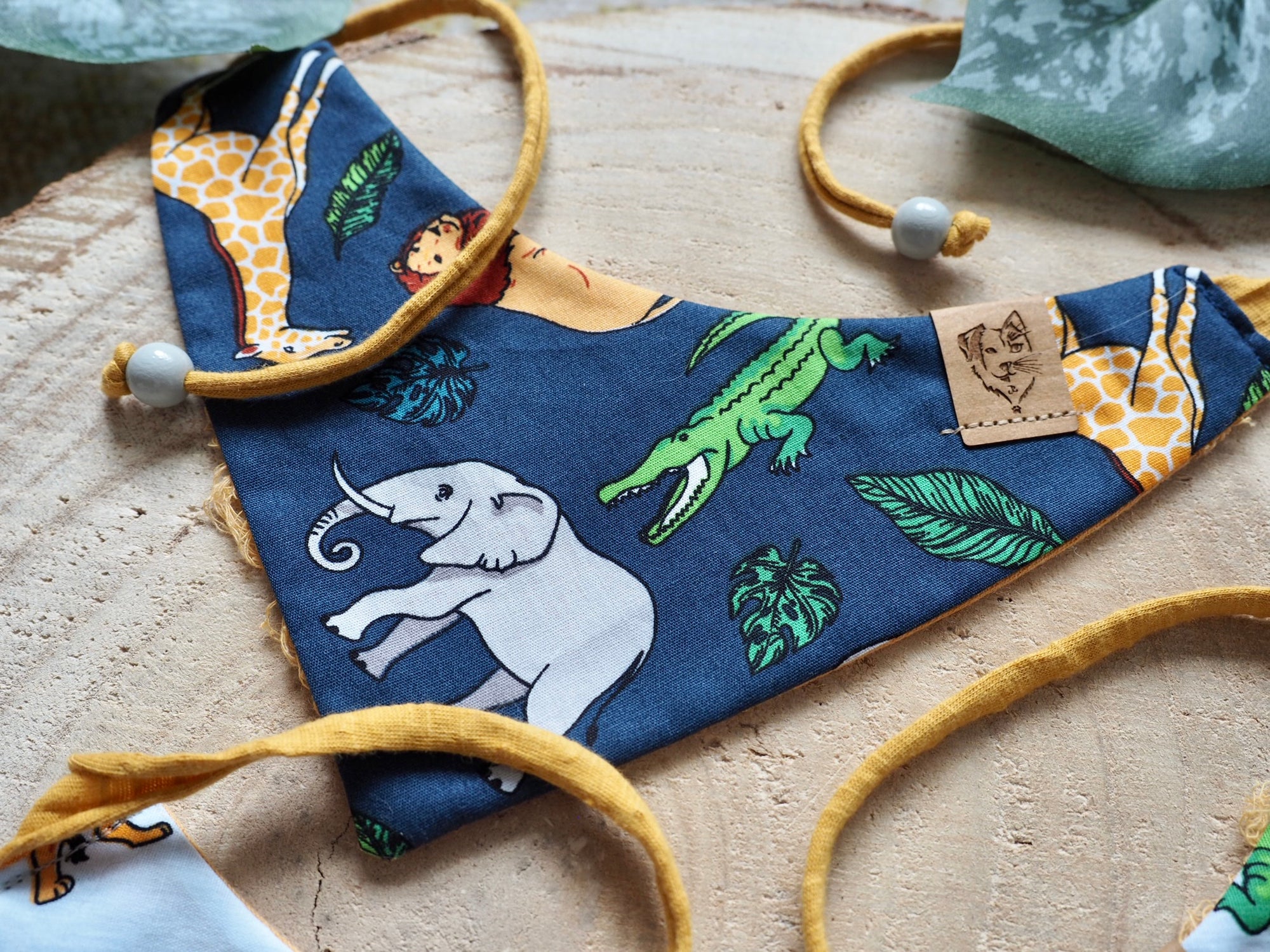 Blaues Hundehalstuch mit Elefant und gelben Bändern mit Holzperlen