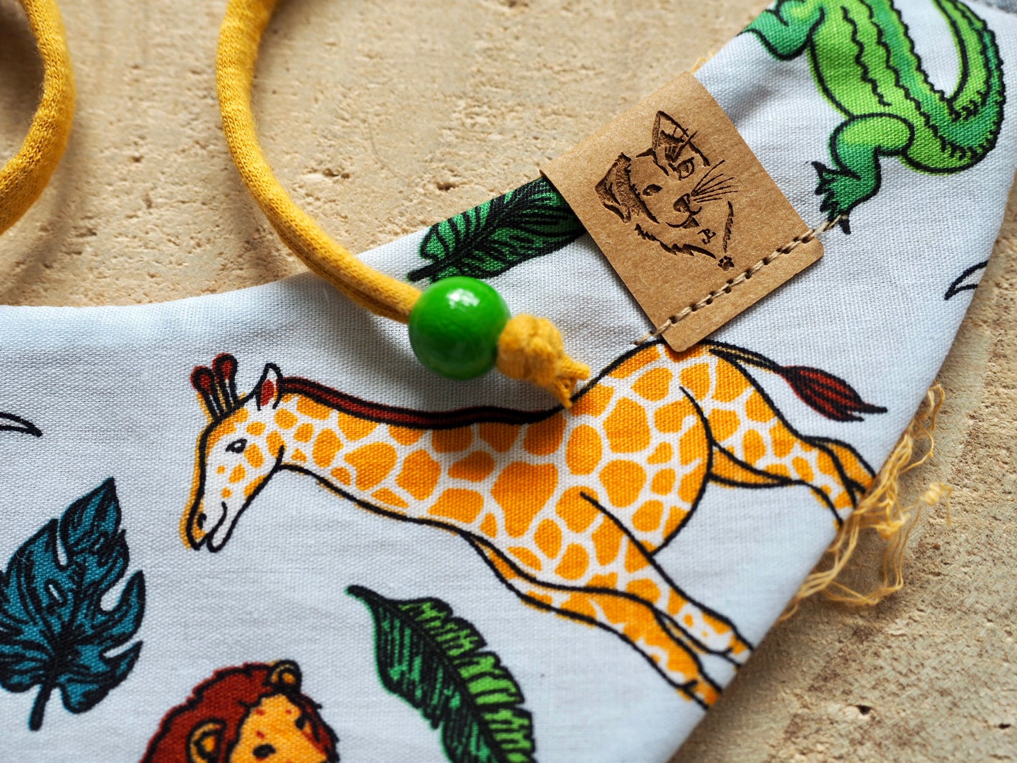 Detailansicht Hundehalstuch zum Binden in hellblau mit Giraffe