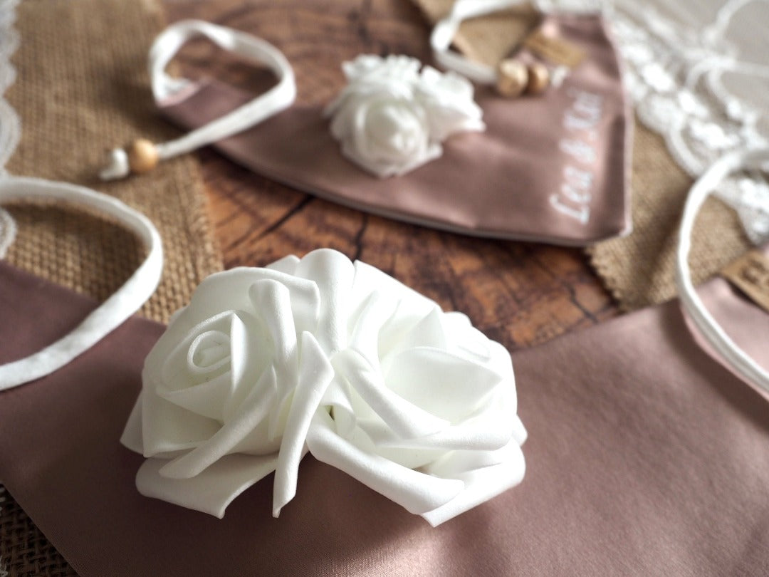 Detailansicht Hundehalstuch zur Hochzeit aus Satin in rosa mit weißen Rosen