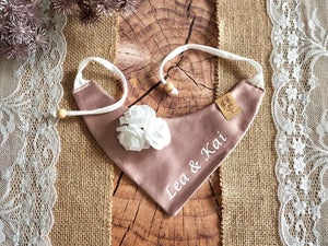 Rosa Hundehalstuch zur Hochzeit aus Satin mit Namen und weißen Rosen