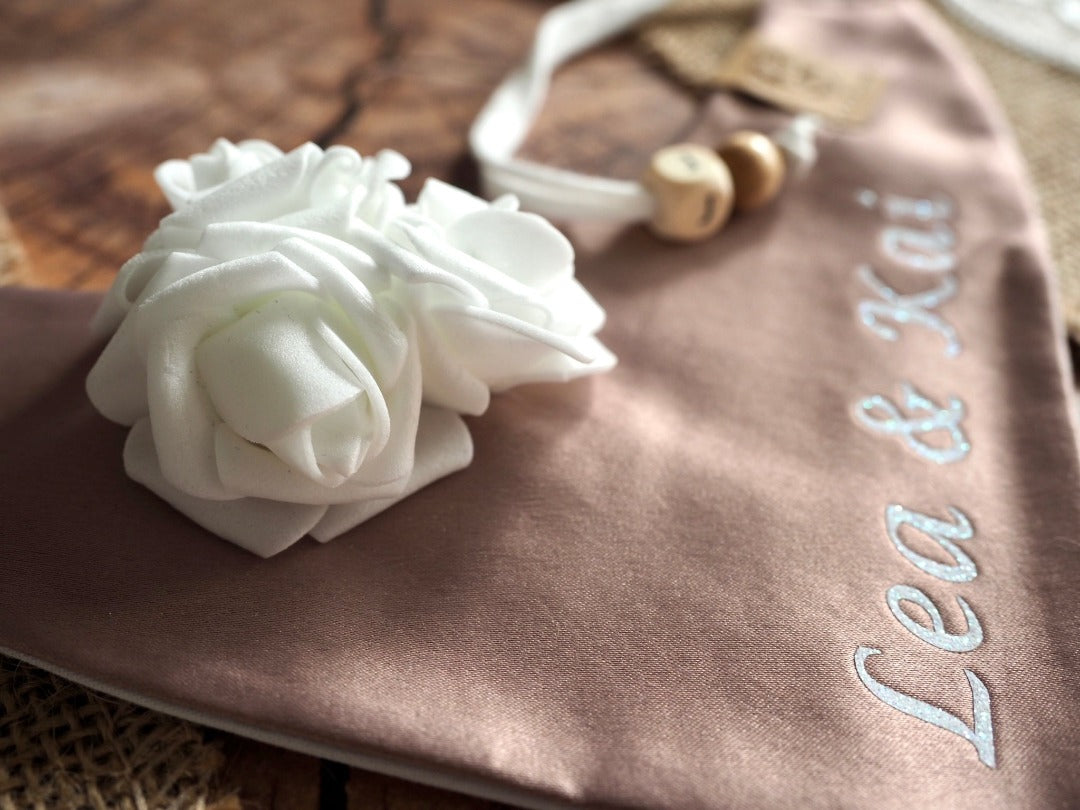 Detailansicht personalisiertes Hundehalstuch zur Hochzeit in rosa mit weißen Rosen