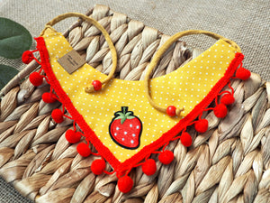 Hundehalstuch und Katzenhalstuch zum Binden in gelb mit Erdbeere und roter Bommelborte