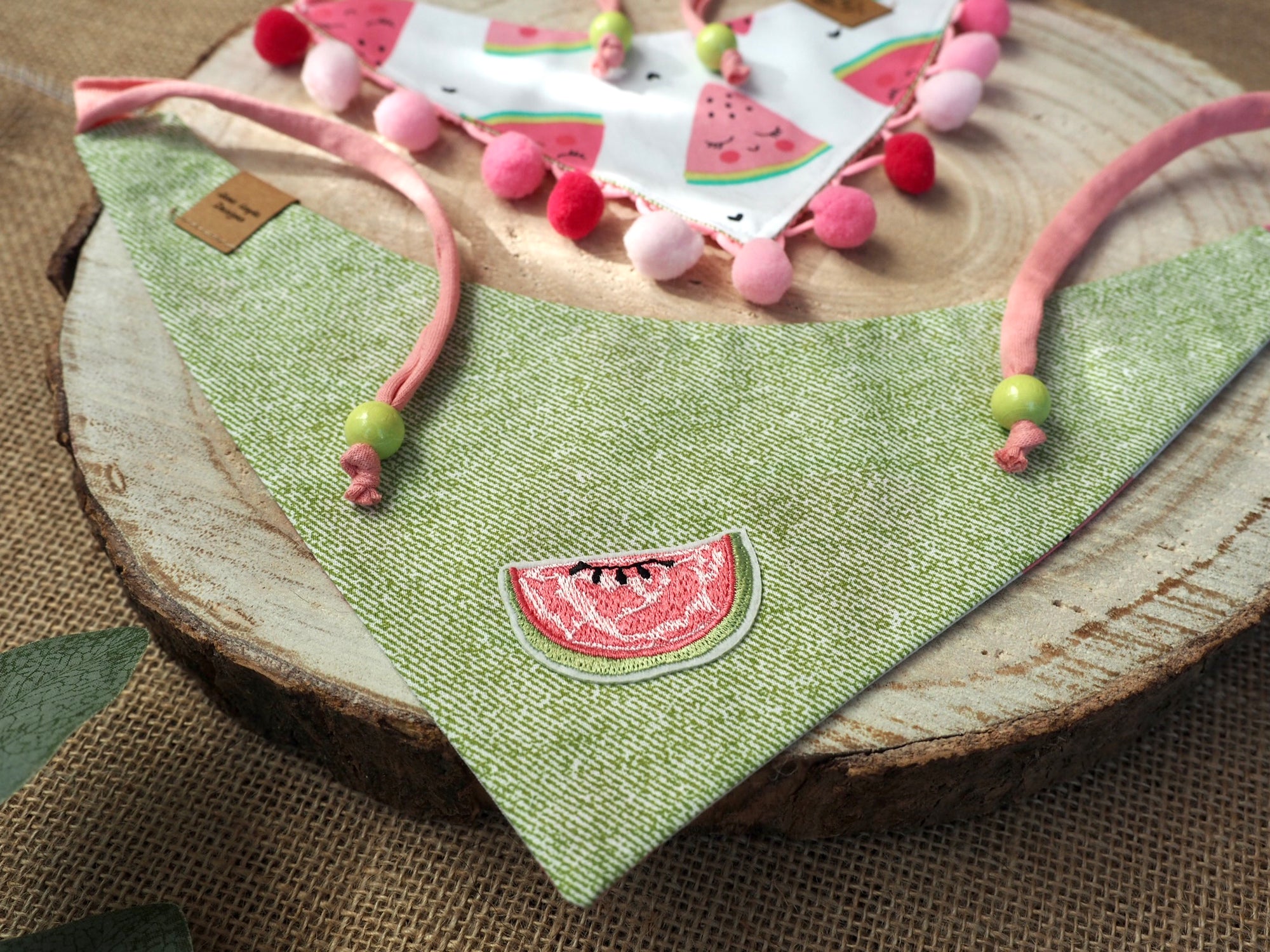 Hundehalstuch und Katzenhalstuch zum Wenden mit Wassermelonen und Bommelborte in grün und pink