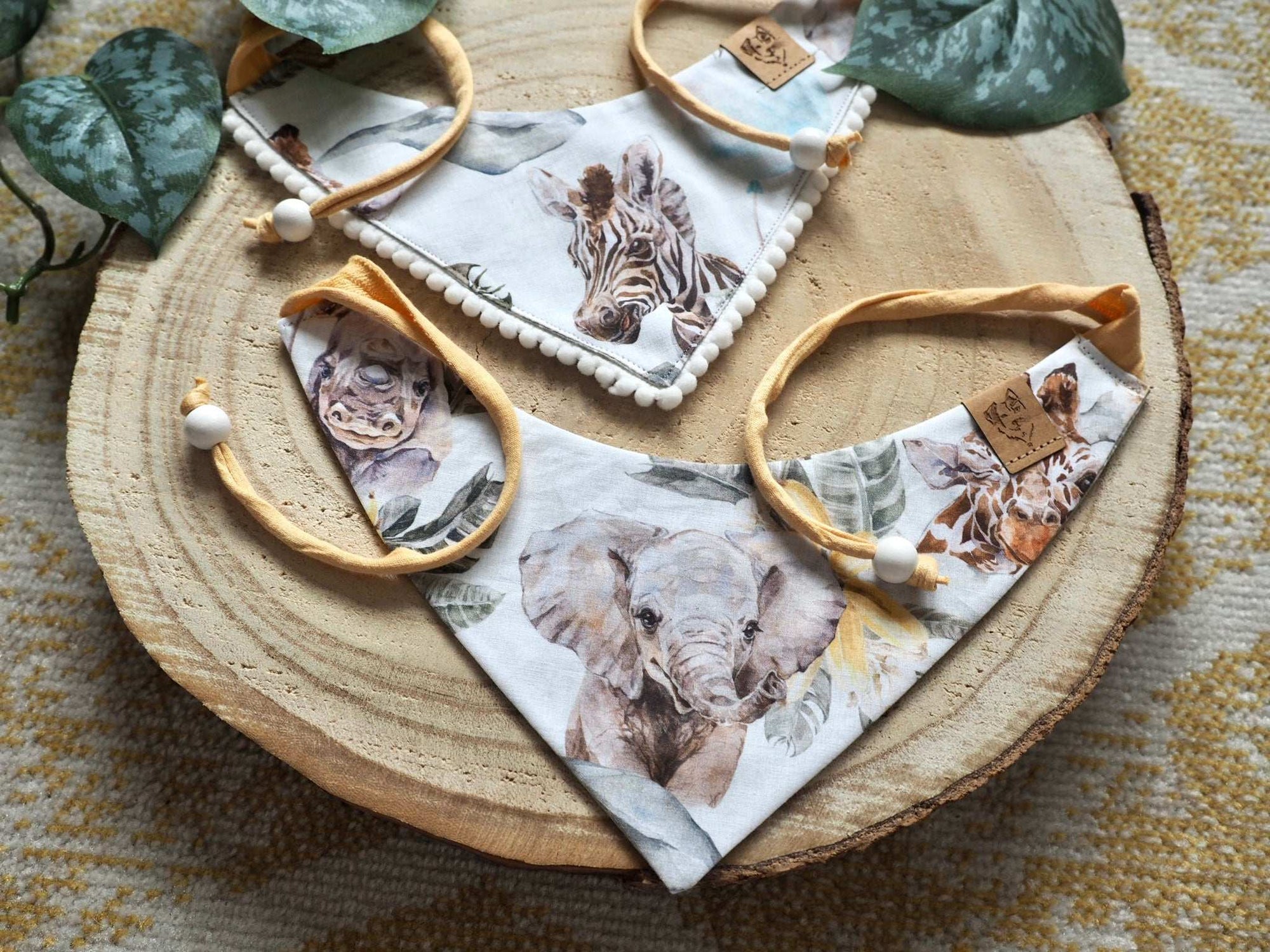 Weißes Hundehalstuch und Katzenhalstuch mit Zebra und Elefant