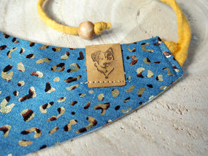 Detailansicht Hundehalstuch und Katzenhalstuch mit Leopardenmuster in blau