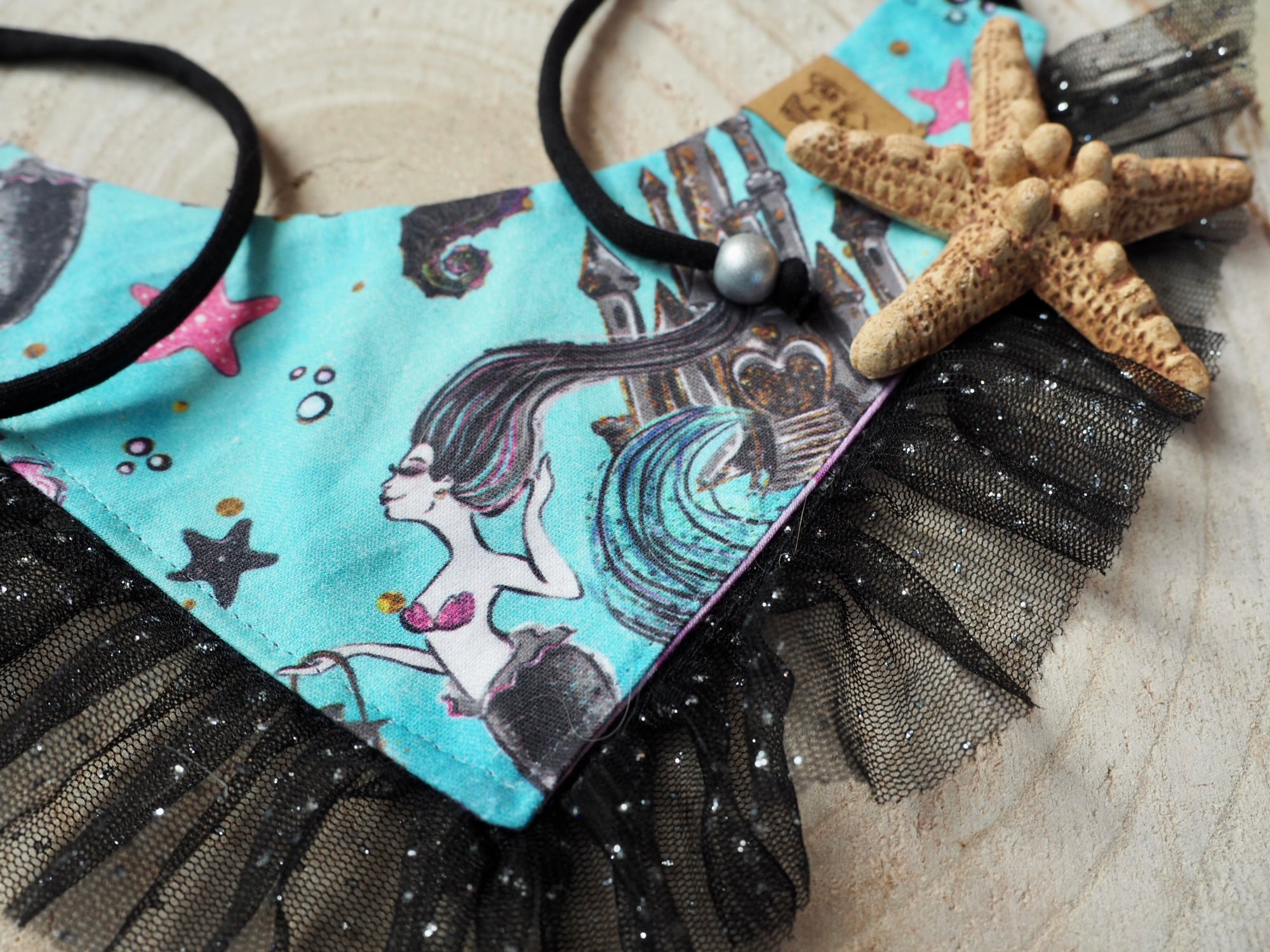 Detailansicht türkises Hundehalstuch und Katzenhalstuch mit Meerjungfrau und schwarzer Tüllborte