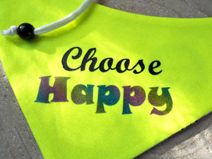 Detailansicht Hundehalstuch in neon gelb mit choose happy Aufdruck