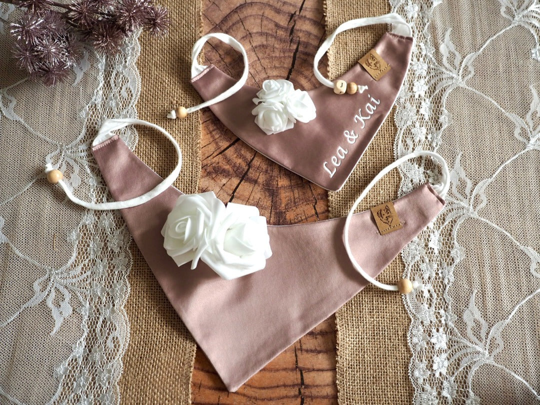 Hundehalstücher zur Hochzeit personalisiert aus rosa Satin mit weißen Rosen