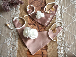 Hundehalstücher zur Hochzeit personalisiert aus rosa Satin mit weißen Rosen