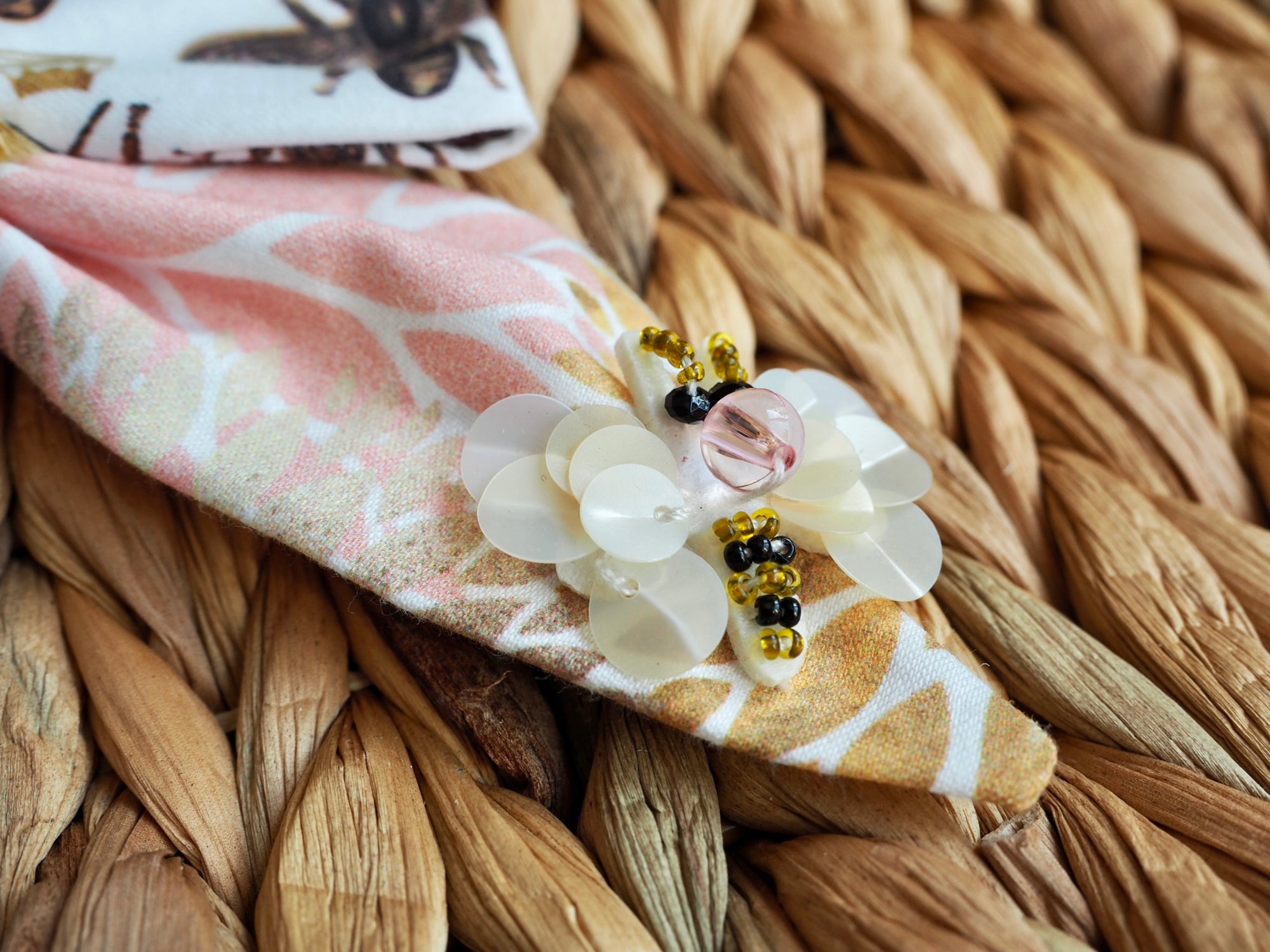 Detailansicht Hundeschleife und Katzenschleife mit Biene aus Perlen