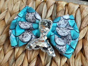 Hundeschleife in türkis und silber mit Schwanzflosse aus Pailletten