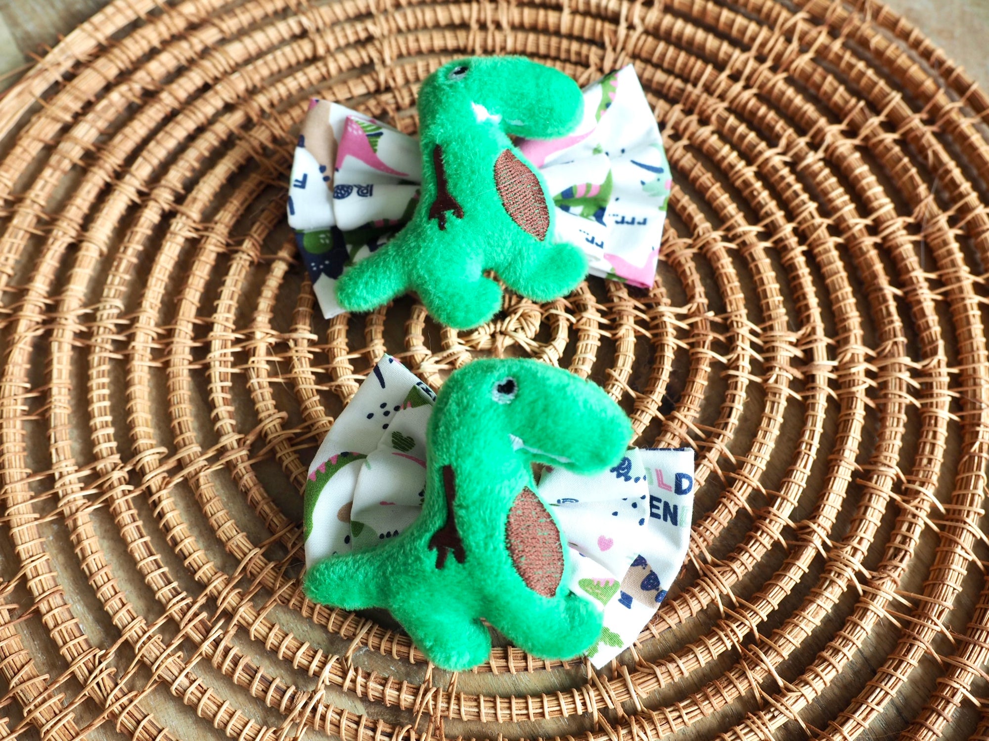 Hundeschleife und Katzenaccessoires in weiß mit grünen Dinos