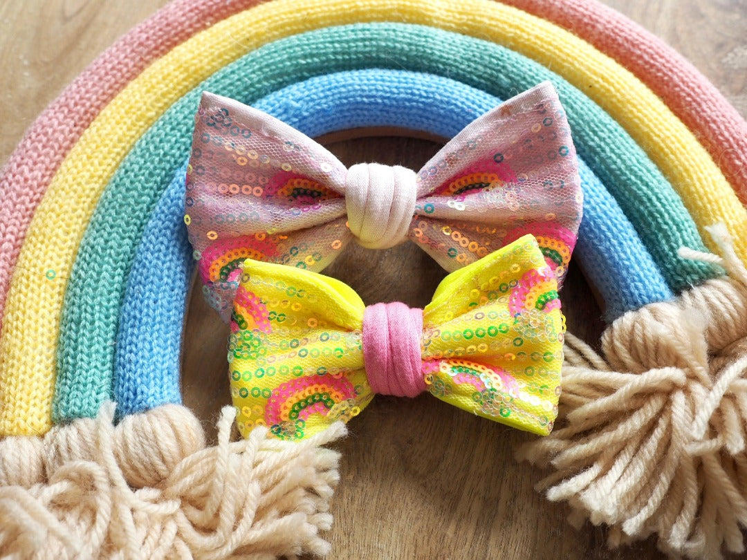 Hundeschleife und Katzenaccessoires in rosa und gelb mit Pailletten und Regenbogen