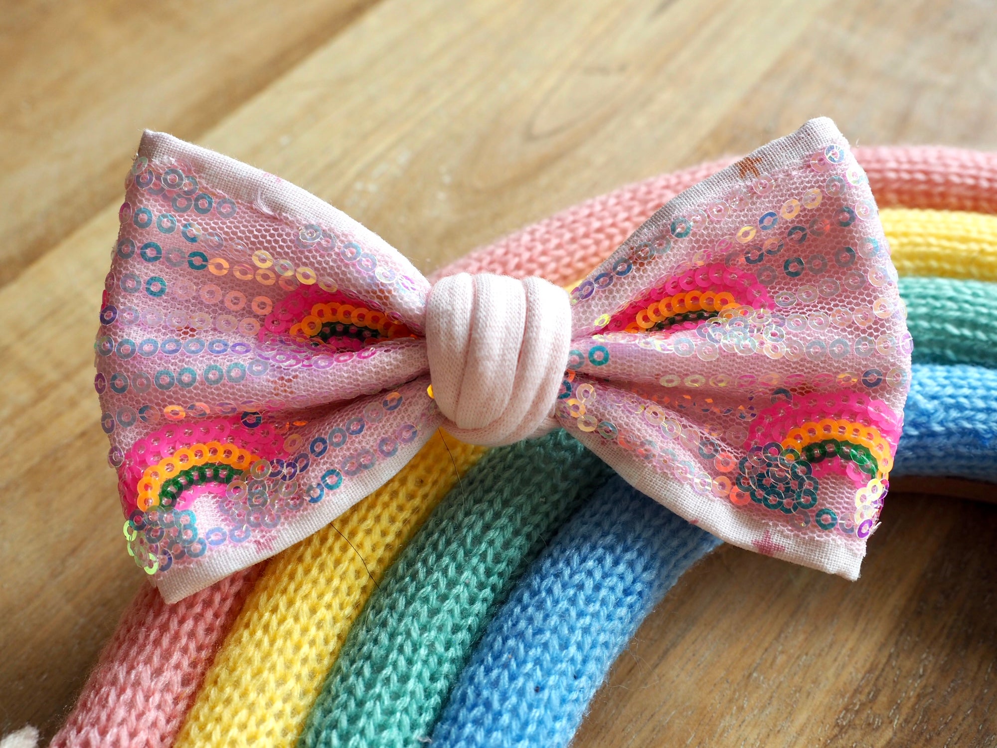 Hundeschleife und Katzenaccessoires in rosa und gelb mit Pailletten und Regenbogen