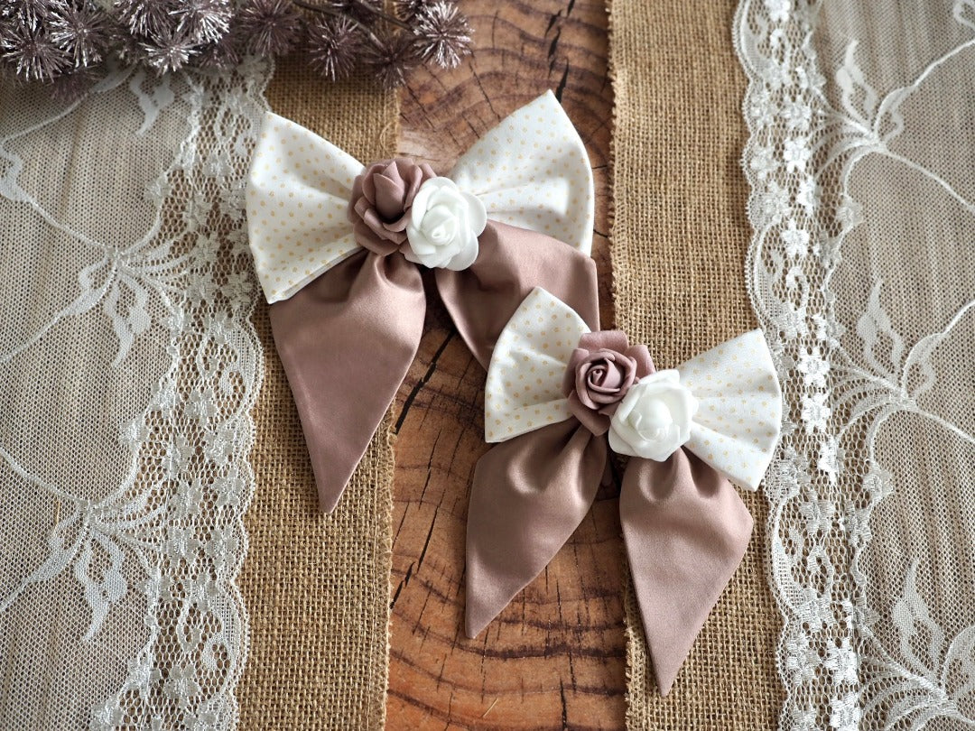 Hundeaccessoires und Katzenaccessoires zur Hochzeit in rosa und weiß mit Rosen