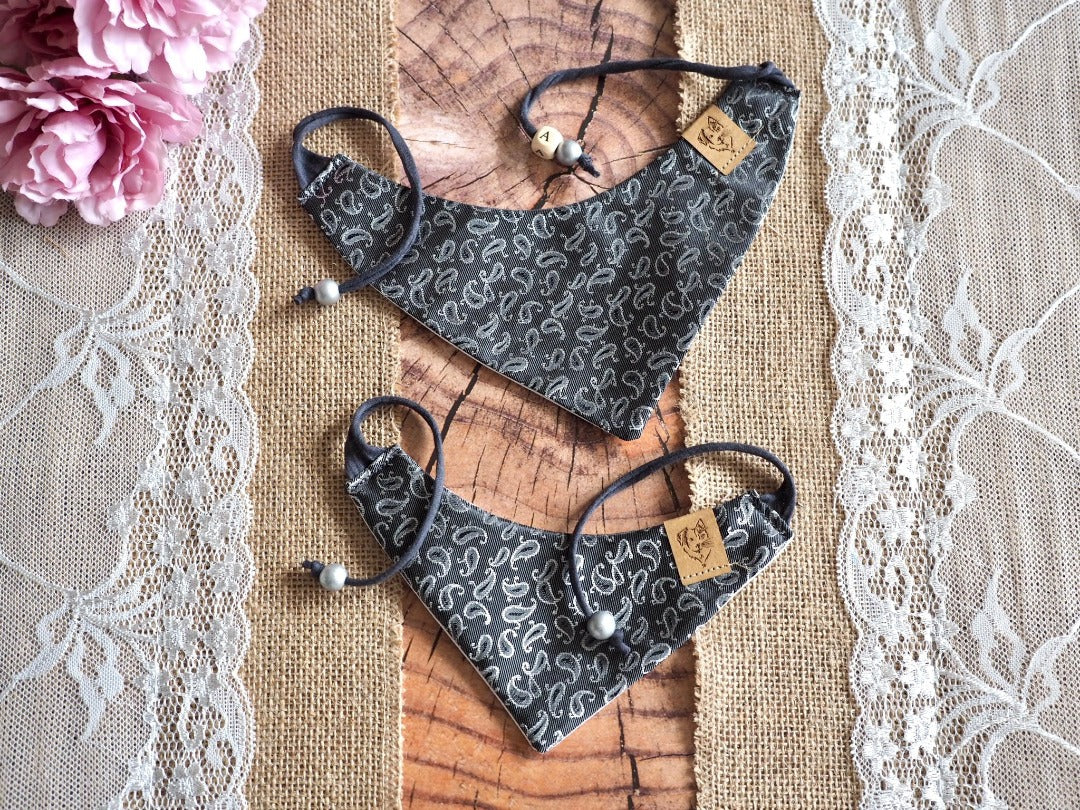 Handgemachte Hundehalstücher zur Hochzeit in grau mit Pailsley Muster